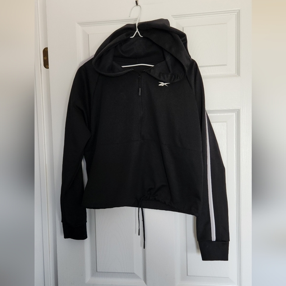 Slightly cropped Reebok sweater - Picture 1 of 3